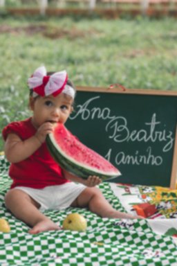 bebé con lazo de pelo